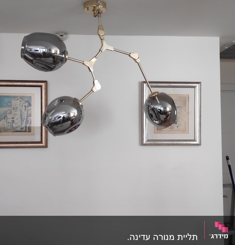 מנורה תלויה עם ארבעה גופי תאורה מתכתיים